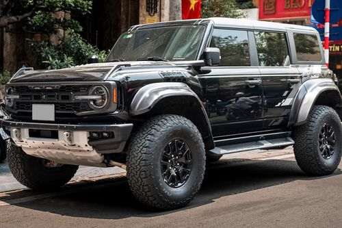 SUV 'hàng độc', đắt hơn cả Land Cruiser bất ngờ xuất hiện trên đường phố Hà Nội