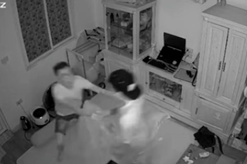 Clip trộm đột nhập căn hộ ở Hà Nội giữa đêm, manh động khi bị phát hiện