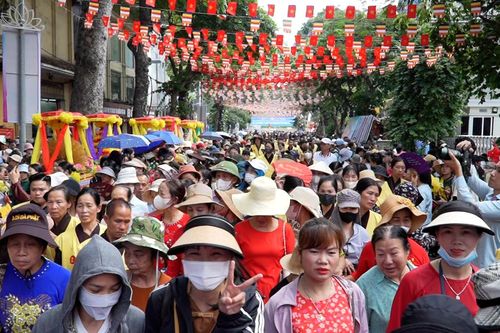 Đông nghịt người đội nắng chờ Đoàn rước xá lợi Đức Phật tại Hà Nội