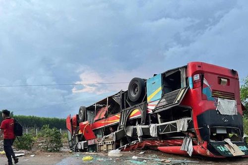 Xe khách chở hàng chục người lật ngửa tại Bình Thuận, đăng kiểm ra sao?