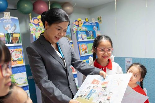 Món quà đặc biệt học sinh người Việt tại Belarus tặng Phu nhân Ngô Phương Ly