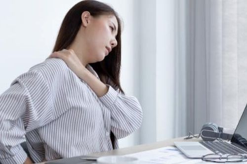 Đang khỏe mạnh gặp 6 hiện tượng đau lưng này cần đến ngay bác sĩ