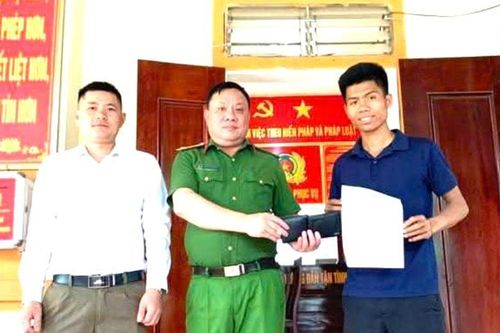 Thầy giáo vùng cao trả lại số tiền lớn cho người đánh rơi