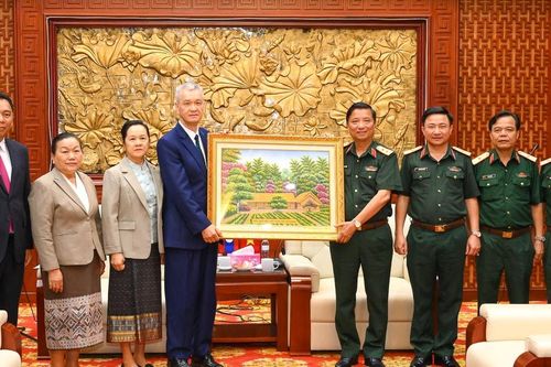 Đoàn Đại biểu cấp cao Thủ đô Viêng Chăn thăm và làm việc với Quân khu 4