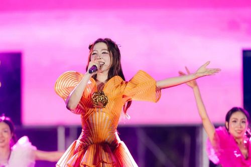 Kiều Duy cùng hát với các 'anh trai,' tích cực quảng bá nhạc cụ dân tộc
