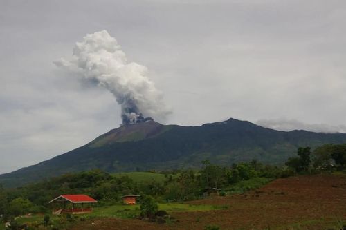 Núi lửa ở Philippines phun trào tro bụi cao hàng nghìn mét