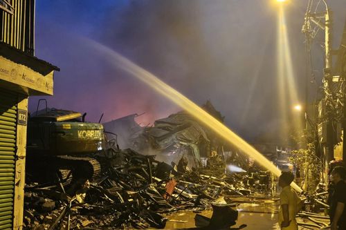 Nỗ lực dập cháy kho xưởng tại quận Nam Từ Liêm, Hà Nội