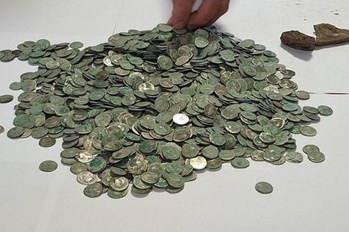 Đi dạo, người đàn ông phát hiện số tiền khổng lồ chôn trên cánh đồng