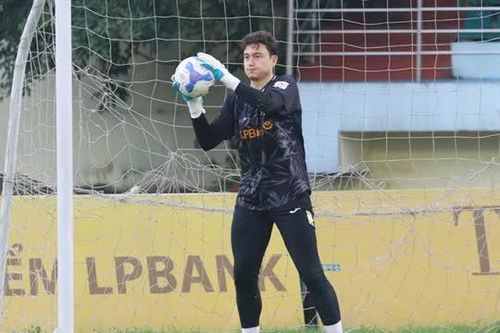 Đặng Văn Lâm chơi như lên đồng, 'bắn tín hiệu' cho HLV Kim Sang-sik