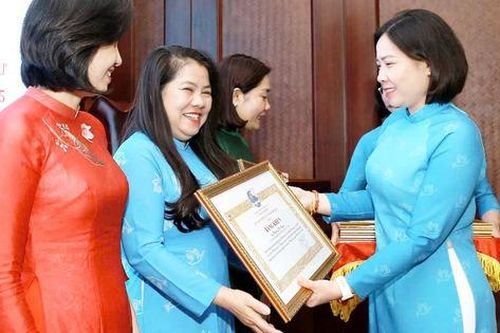 Biểu dương 80 phụ nữ Thủ đô tiêu biểu làm theo lời Bác
