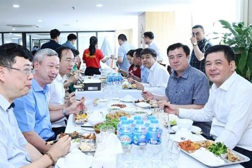 Ấm áp 'Bữa cơm công đoàn' kỷ niệm 74 năm Ngày Truyền thống ngành Công Thương
