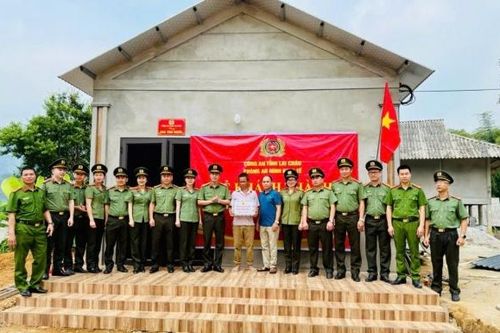Lai Châu: Lực lượng công an xung kích 'Chung tay xóa nhà tạm, nhà dột nát'