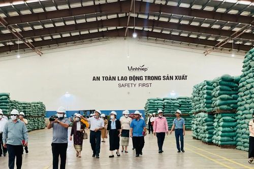 Đoàn đại biểu cao cấp HĐND tỉnh Champasak tham quan một số cơ sở sản xuất tại Gia Lai