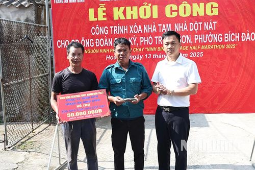 Trao kinh phí hỗ trợ xây dựng nhà ở cho hộ có hoàn cảnh khó khăn tại thành phố Hoa Lư