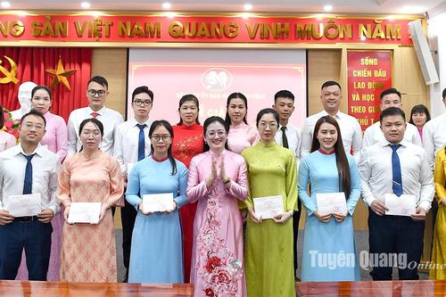 57 quần chúng ưu tú hoàn thành lớp bồi dưỡng nhận thức về Đảng