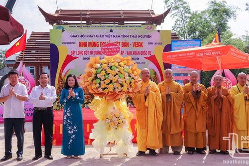 Lãnh đạo tỉnh chúc mừng Đại lễ Phật đản tại chùa Hương Ấp