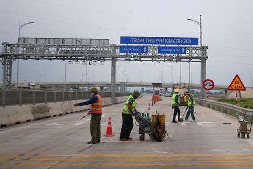 Hạn chế tốc độ 50km/h trước 2 đảo thu phí trên tuyến chính cao tốc Diễn Châu - Bãi Vọt