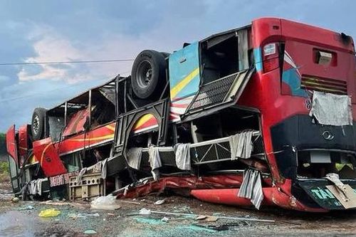 Bản tin TNGT 13/5: Xe khách chở 24 người mất lái, lật ngửa trên QL55 lúc rạng sáng