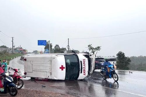 Xe chở bệnh nhân cấp cứu lật nghiêng sau va chạm ô tô con trên đường Hồ Chí Minh