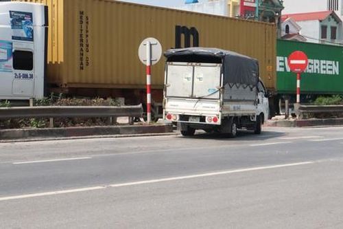 Phương tiện vô tư quay đầu bất chấp biển cấm, tai nạn rình rập trên QL5 qua Hưng Yên