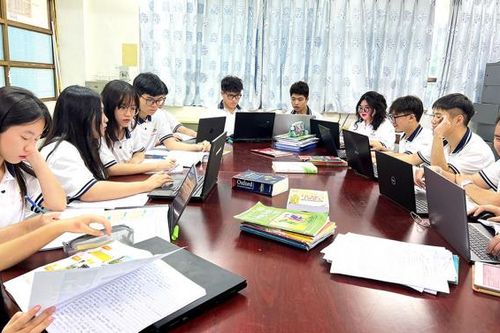 Phụ huynh 'cân não' chọn trường cho con vào lớp 10