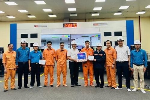 Tổng công ty Phát điện 1 thăm và tặng quà người lao động tại Công ty cổ phần Nhiệt điện Quảng Ninh