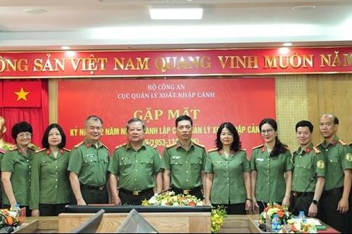 Gặp mặt kỷ niệm truyền thống lực lượng Quản lý xuất nhập cảnh