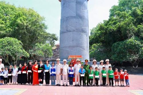 Công an hưu trí khối XDLL và Hội Cựu CAND tỉnh Ninh Bình về nguồn