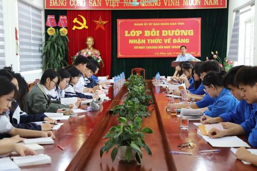 43 quần chúng ưu tú là học sinh THPT được bồi dưỡng nhận thức về Đảng