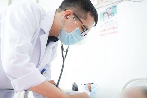 Xe khách chở 24 người hành hương gặp tai nạn, nhiều người nhập viện, có trường hợp nghiêm trọng