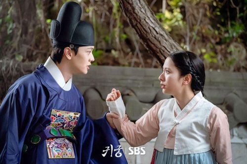 Cung điện ma ám: Nội dung, lịch chiếu phim và diễn viên tham gia