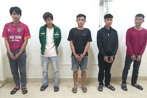 Bắt 5 con nghiện chuyên cướp giật tài sản của người đi đường