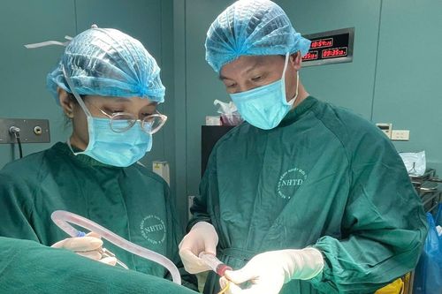 Bệnh nhân nói chuyện với bác sĩ suốt ca mổ não