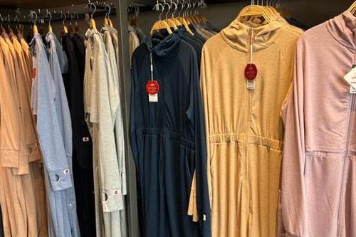 Thị trường thời trang, mỹ phẩm chống nắng sôi động theo thời tiết