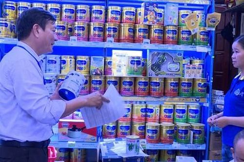 Huế kiểm tra loạt cơ sở kinh doanh sữa, thực phẩm chức năng và bếp ăn tập thể