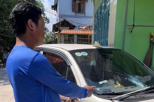 Dừng xe chắn lối đi, ô tô bị người đàn ông dùng dao rựa chém hư hỏng nặng