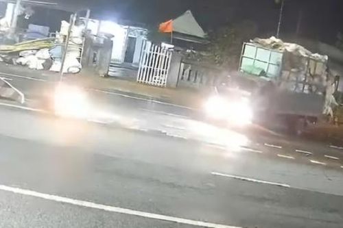 Khoảnh khắc xe máy chạy tốc độ cao tông cột biển báo, 2 người bị thương