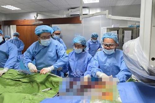 Bệnh nhân 66 tuổi thoát cửa tử nhờ được thay van động mạch chủ qua da