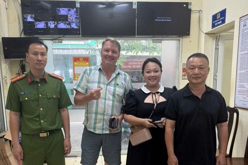 Chiến sỹ Công an phường Vĩnh Tuy mang đến niềm vui bất ngờ cho vị khách quốc tế