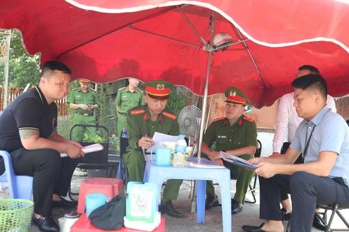 Công an Hà Nội rào chắn bãi xe thu tiền trái phép