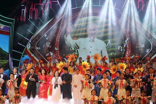 Xúc động chương trình nghệ thuật đặc biệt 'Quà tháng 5 dâng Người'
