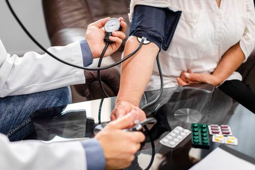 Lý do huyết áp tăng vọt mỗi lần đi khám