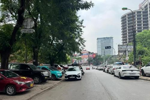 Công ty hết phép vẫn chiếm giữ vỉa hè, lòng đường để trông xe