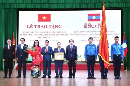 Trường ĐH Hồng Đức đón nhận Huân chương của Chủ tịch nước Lào