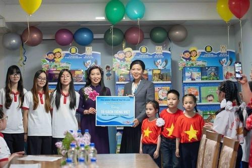 Phu nhân Ngô Phương Ly thăm lớp học tiếng Việt và Bảo tàng quốc gia Belarus
