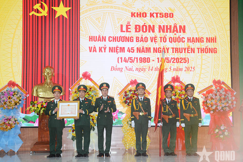 Kho KT580 đón nhận Huân chương Bảo vệ Tổ quốc hạng Nhì