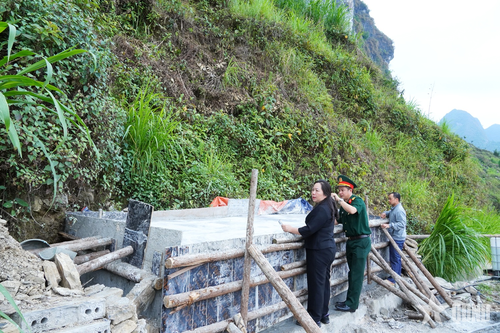 Ban CHQS huyện Mèo Vạc (Hà Giang): Kiểm tra tiến độ xây dựng công trình nước sinh hoạt cho người dân