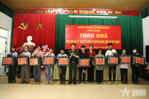 Kho K380 trao quà tặng học sinh trong Dự án 'Cán bộ, chiến sĩ Quân đội nâng bước em tới trường'