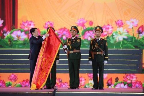 Hải Phòng đón nhận Danh hiệu 'Thành phố Anh hùng' và tưng bừng khai mạc Lễ hội Hoa Phượng Đỏ 2025
