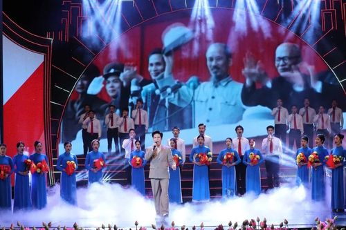 Xúc động Chương trình nghệ thuật 'Quà tháng 5 dâng Người'